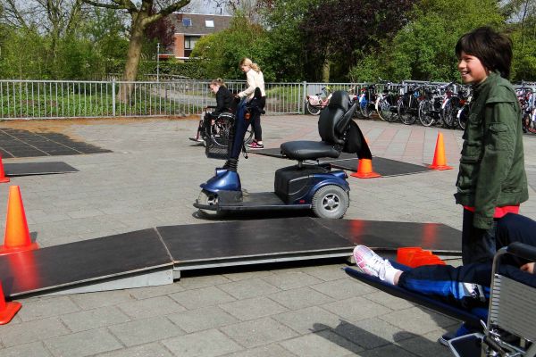 Kinderen ervaren hoe het is om in een rolstoel te zitten