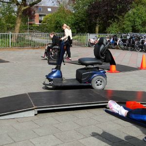 Kinderen ervaren hoe het is om in een rolstoel te zitten