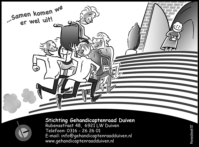 Man wordt in een rolstoel de trap op gedragen